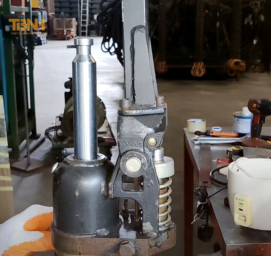 Thay Phớt Xe Nâng Tay Đơn Giản và Chi tiết 8 thay phớt xe nâng tay