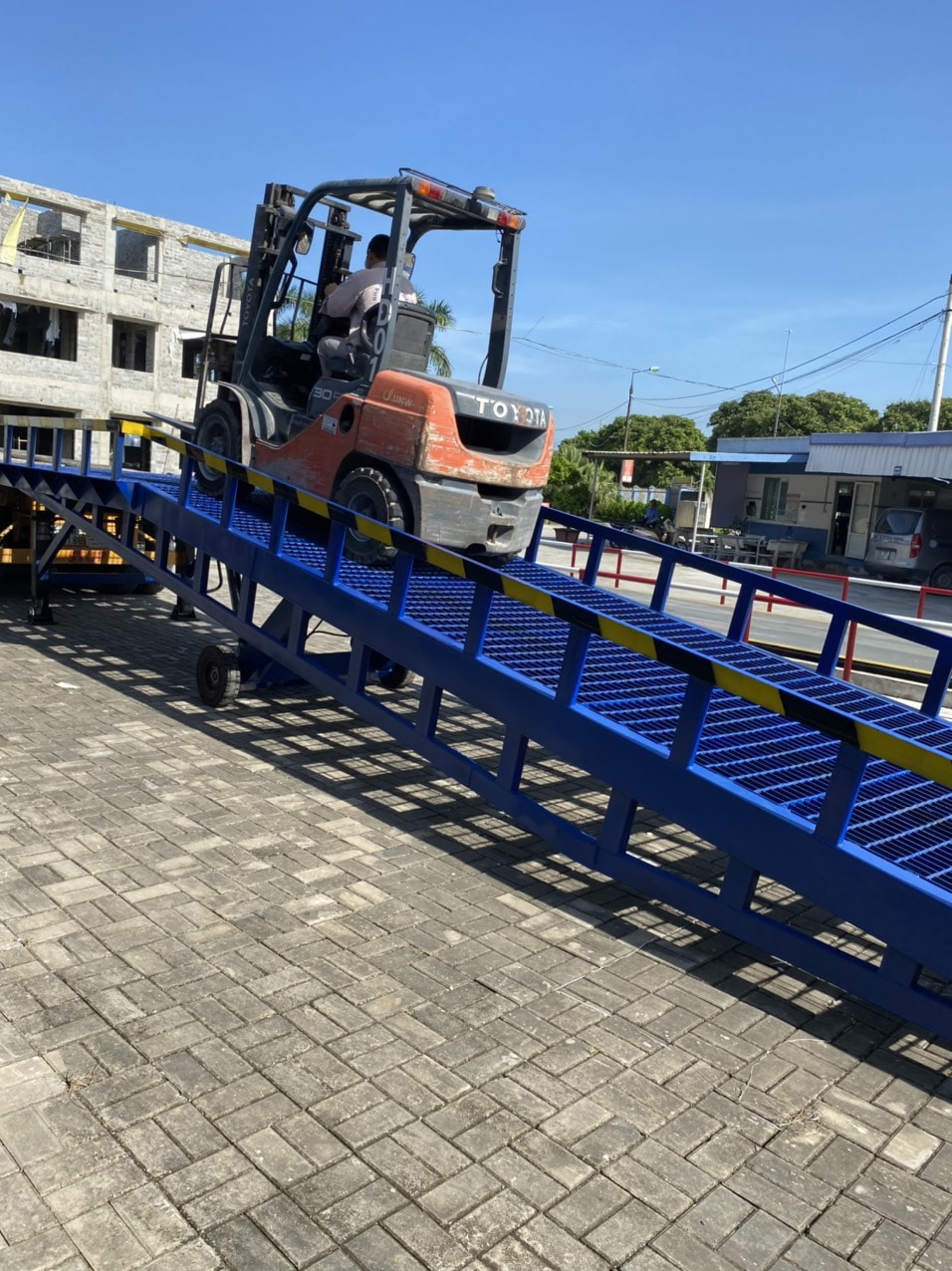 Công cụ xếp dỡ container là gì? Top công cụ xếp dỡ hiệu quả 7 Cầu dẫn xe nâng container