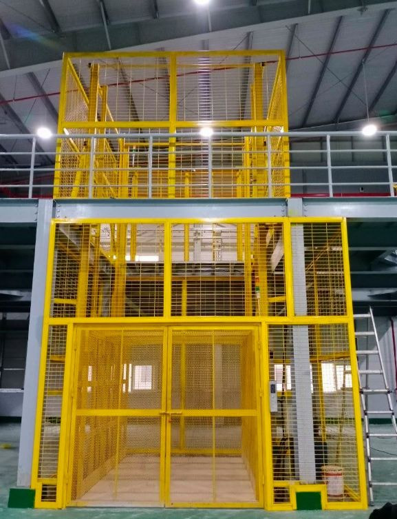 Công cụ xếp dỡ container là gì? Top công cụ xếp dỡ hiệu quả 8 Thang nâng hàng thủy lực - công cụ xếp dỡ hàng hiệu quả
