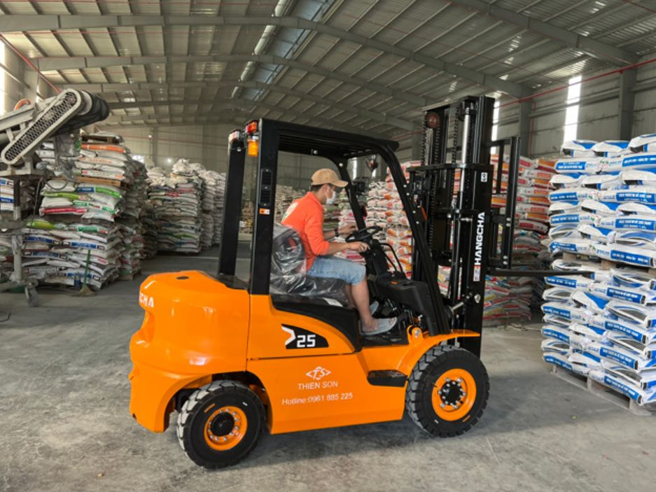 Công cụ xếp dỡ container là gì? Top công cụ xếp dỡ hiệu quả 9 Xe nâng giúp di chuyển hàng hóa nặng nhanh chóng