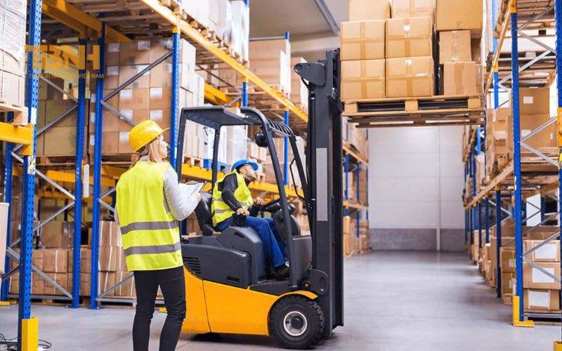 Các trang thiết bị kho hàng trong Logistics không thể thiếu 4 Xe nâng trong kho hàng logistics