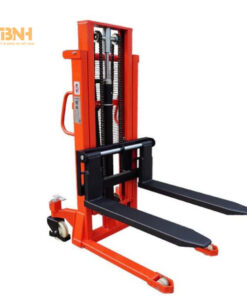 Xe nâng tay 2.5 tấn giúp tiết kiệm thời gian và công sức lao động
