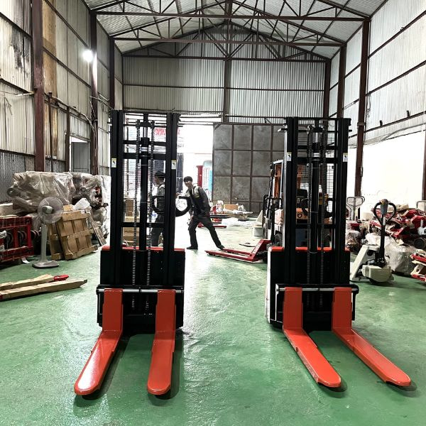 Xe nâng tay điện 2 tấn NTK-XNTT2T 10 Càng nâng xe nâng tay cao điện 2 tấn