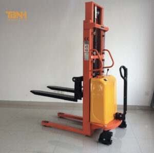 Xe nâng bán tự động ngày nay