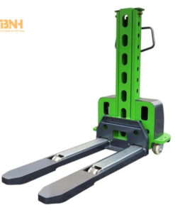 Xe nâng bán tự động kéo tay 500kg có hệ thống bơm thủy lực nâng hạ càng xe