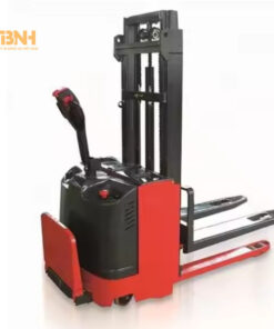 Xe nâng điện 500kg có hệ thống lái trợ lực điện giúp người vận hành dễ dàng di chuyển xe