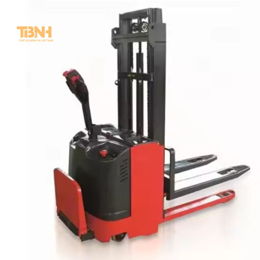 Xe nâng điện 500kg có hệ thống lái trợ lực điện giúp người vận hành dễ dàng di chuyển xe