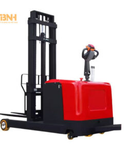 Càng xe nâng bán tự động tay cao 2.5 m có thể dịch chuyển ra vào theo trục nằm ngang và phù hợp với nhiều loại pallet
