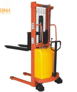 Xe nâng điện bán tự động tay cao 3 m trang bị bánh xe chịu lực, giảm ma sát nên di chuyển nhẹ nhàng