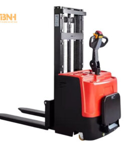 Xe nâng điện đứng lái 2 tấn giúp vận chuyển hàng hóa giữa các khu vực khác nhau dễ dàng