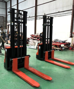 Càng nâng xe nâng điện tay cao 2 tấn được làm từ thép, chịu lực tốt