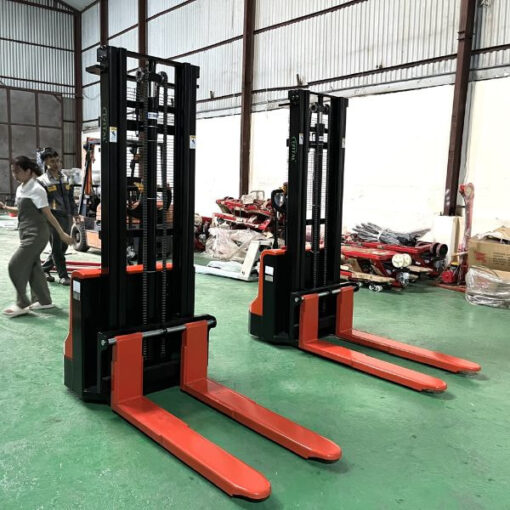 Càng nâng xe nâng điện tay cao 2 tấn được làm từ thép, chịu lực tốt