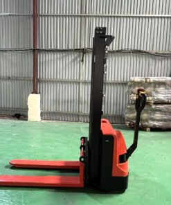 Xe nâng 2 tấn có khả năng nâng hạ đa dạng hàng hóa