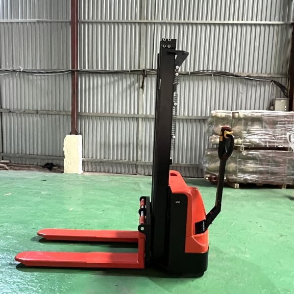 Xe nâng điện tay cao 2 tấn NTK-XNTC2T 7 Xe nâng 2 tấn có khả năng nâng hạ đa dạng hàng hóa
