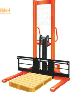 Xe nâng tay cao càng rộng NTK-XNTCCR1T 5 Càn nâng được làm từ thép, có độ rộng lớn và nâng hạ nhiều loại hàng hóa dễ dàng