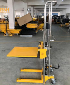 Xe nâng tay cao mini 400kg NTK-XNTC400 5 Tay kích nâng xe nâng tay cao mini 400kg chắc chắn giúp người vận hành nâng càng xe lên cao và điều hướng lái