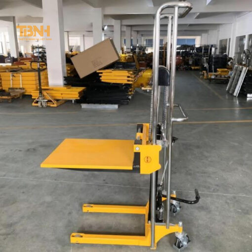 Tay kích nâng xe nâng tay cao mini 400kg chắc chắn giúp người vận hành nâng càng xe lên cao và điều hướng lái