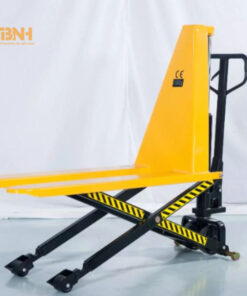 Càng xe nâng tay cắt kéo 1.5 tấn được cấu tạo bằng thép, đầu được bo tròn nên dễ dàng di chuyển pallet