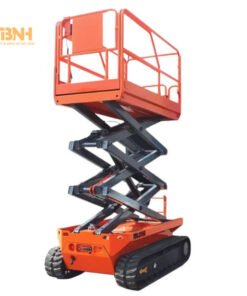 Xe nâng người cắt kéo bánh xích 9 đến 11m có bánh xích giúp phân bố trọng lượng xe đều hơn và tăng bám dính