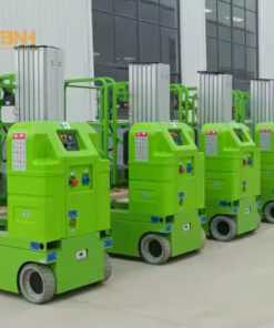 Xe nâng người cột buồm đơn tự hành 8-9.5m có khung gầm chắc chắn, đảm bảo nâng người lên cao an toàn