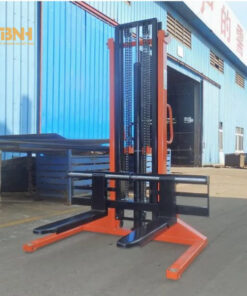 Xe nâng tay cao 1-1.6 tấn càng rộng 1400mm trang bị tay cầm gắn liền với khung xe, thuận tiện cho việc điều khiển