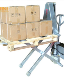 Xe nâng tay điện cắt kéo 1-1.5 tấn có tay cầm được thiết kế gọn nhẹ với các nút bẩm để điều khiển