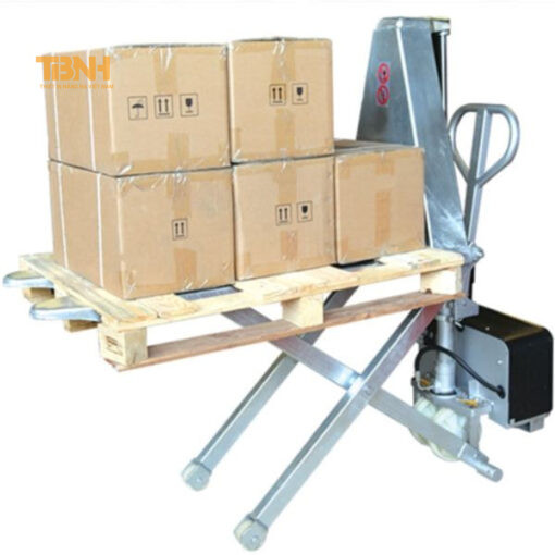 Xe nâng tay điện cắt kéo 1-1.5 tấn có tay cầm được thiết kế gọn nhẹ với các nút bẩm để điều khiển