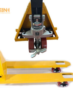 Xe nâng tay thấp 3 tấn có phanh chân 5 Xe nâng tay thấp 3 tấn có phanh chân giúp cố định xe, tạo điểm tựa vững chắc cho người vận hành khi nâng hạ hàng hóa