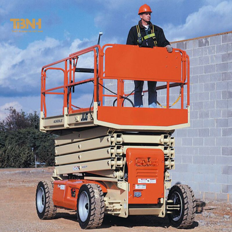 Hướng dẫn sử dụng xe nâng người chi tiết 3 Người vận hành cần trang bị các thiết bị bảo hộ an toàn trước khi sử dụng