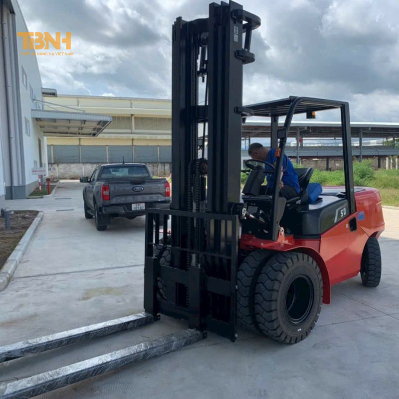 Xe nâng chui container là gì? Lợi ích khi sử dụng xe nâng 7 Sử dụng xe nâng chui giúp đảm bảo an toàn khi nâng hạ hàng hóa
