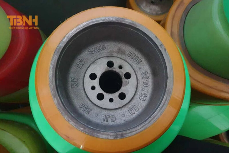Bọc bánh xe nâng: Cách thực hiện và những lưu ý 5 Bọc bánh xe nâng giúp làm giảm tiếng ồn, tạo môi trường làm viêc thoải mái