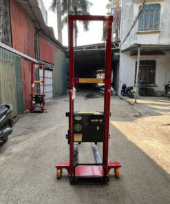Xe nâng hàng tự leo có nhiều tải trọng khác nhau