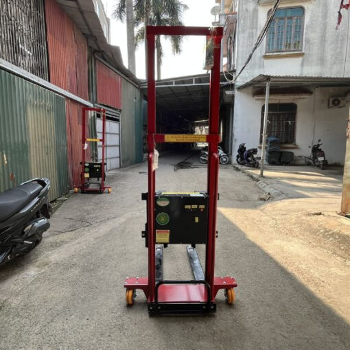 Xe nâng hàng tự leo có nhiều tải trọng khác nhau