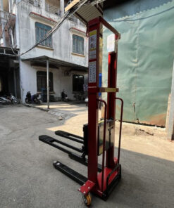 Xe nâng điện tự leo có khả năng tự leo lên xe tải, container mà không cần cầu dẫn