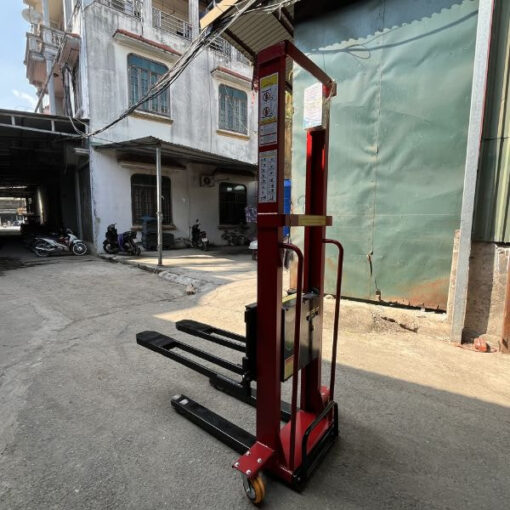 Xe nâng điện tự leo có khả năng tự leo lên xe tải, container mà không cần cầu dẫn