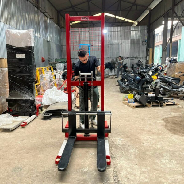 Xe nâng tay cao 1 tấn