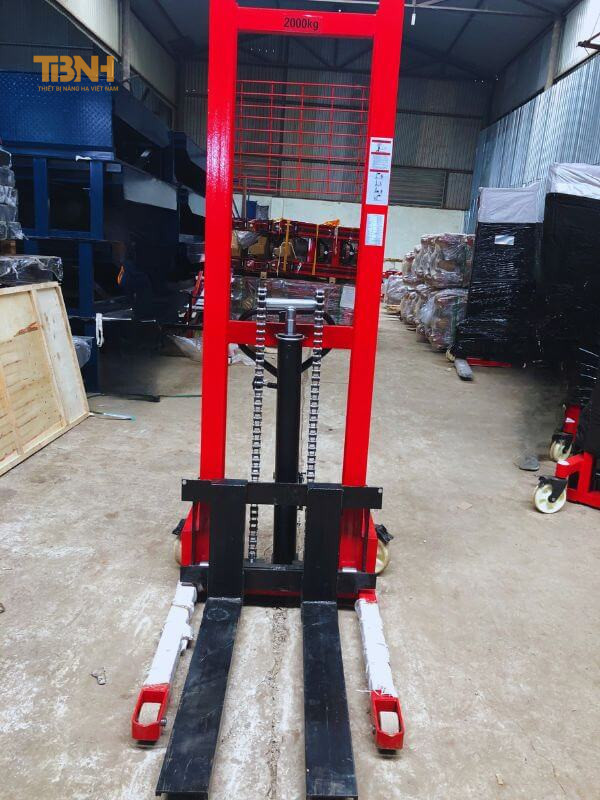Xe nâng tay cao 2 tấn 5 Xe nâng tay cao 2 tấn có chiều cao nâng tối đa lên đến 1.6 mét