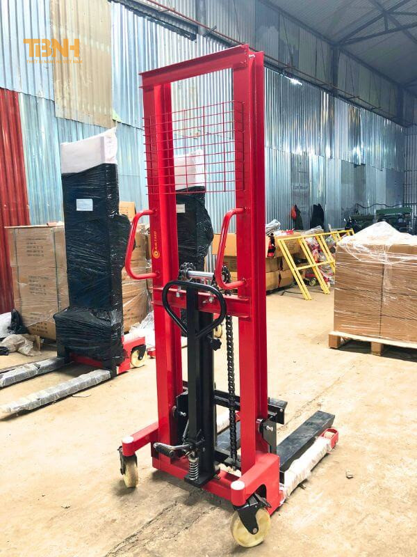 Xe nâng tay cao 2 tấn 6 Xe nâng tay cao cơ 2000kg có thể di chuyển dễ dàng trong không gian hẹp