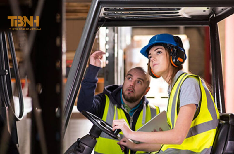 Cách Phòng Ngừa Tai Nạn Khi Sử Dụng Thiết Bị Nâng Hạ 5 Cần đào tạo nhân viên sử dụng thiết bị nâng hạ