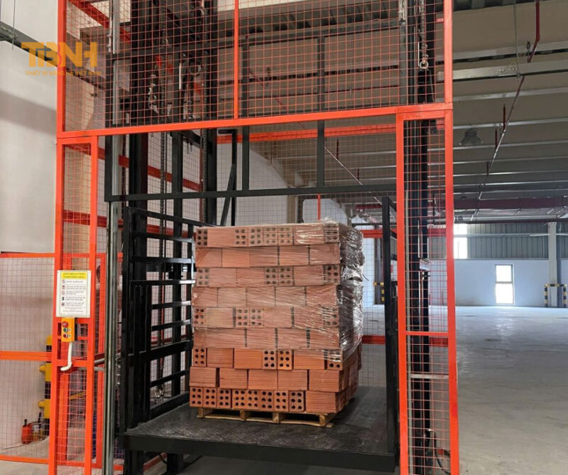 Hướng Dẫn Vận Hành Thiết Bị Nâng Hạ Thủy Lực An Toàn 5 Cần phân bố tải trọng đúng cách khi vận hành thang nâng hàng thủy lực