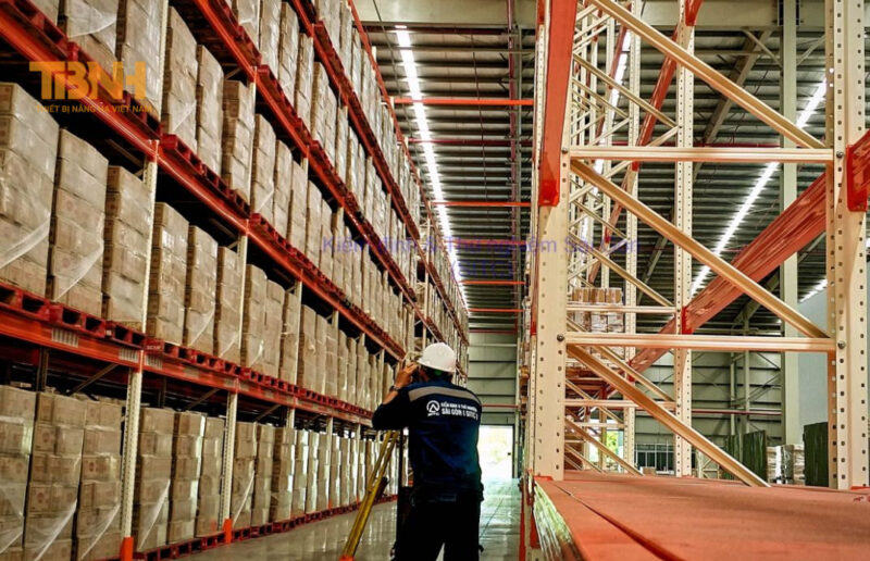 8 Thiết Bị Nhà Kho Không Thể Thiếu Hiện Nay 7 Khi lựa chọn kệ chứa hàng, cần xem xét về tải trọng