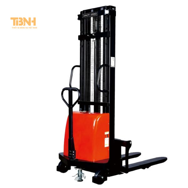 Xe nâng tay cao điện 1.5 tấn 2 Xe nâng tay cao điện 1.5 tấn có chiều cao nâng lên đến 3m, đảm bảo bảo hiệu suất vận hành vượt trội