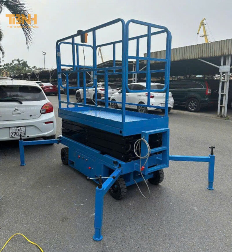 Hướng dẫn sử dụng xe nâng người cắt kéo an toàn 5 Khi sử dụng xe nâng người cắt kéo, cần lưu ý một số điều