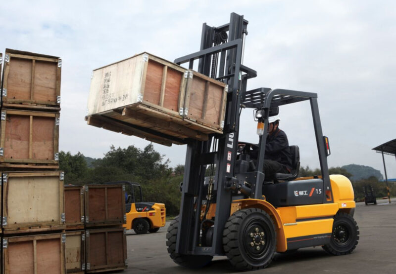 Xe Nâng Có Côn Không? Cấu Tạo Hộp Số Xe Nâng Chi Tiết 4 Xe nâng số sàn và xe nâng số tự động có những điểm khác biệt rõ rệt về cấu tạo