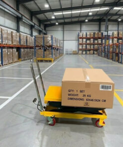 Chiều cao nâng lên đến 1.26m giúp bạn dễ dàng di chuyển và bốc xếp hàng hóa lên các kệ cao an toàn