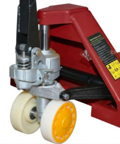 Ngoài khung càng dày và chắc chắn, xe nâng tay thấp 5 tấn có hệ thống bánh xe siêu chịu tải