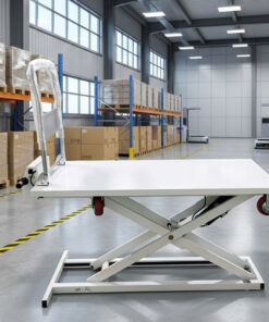Xe nâng mặt bàn tự leo 5 Thường xuyên kiểm tra pin trước khi làm việc đảm bảo xe hoạt động hiệu quả