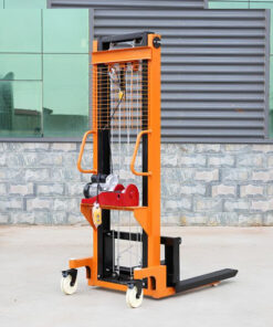 Không cần đến thiết bị cồng kềnh, xe tời điện 2m giúp bạn nâng hàng lên kệ cao dễ dàng